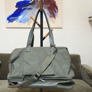 Beis Travel Weekender Bag in Dark Green